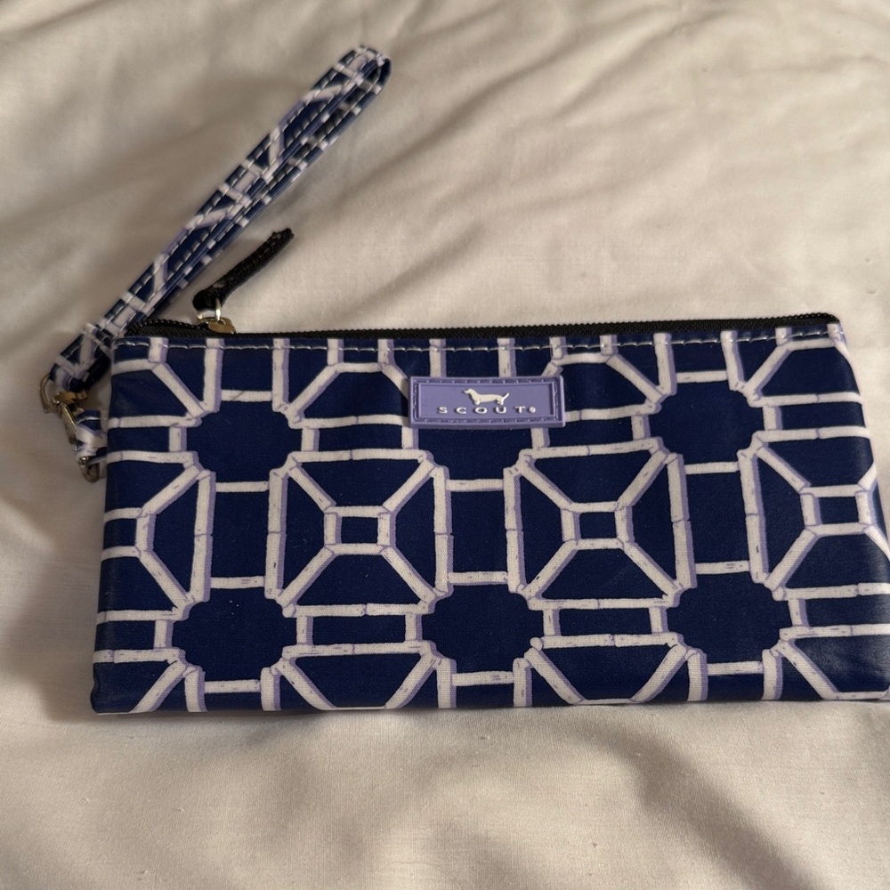 Scout Navy and White Patterned Wristlet